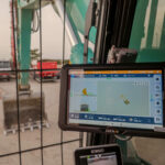 Pantalla del sistema CHCNAV TX73 instalada en la cabina de la Kobelco