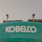 Antenas GNSS del sistema CHCNAV instaladas en la excavadora Kobelco de Agrihat