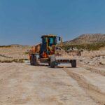 Vista frontal de la motoniveladora Liugong con tecnología CHCNAV para Cosell